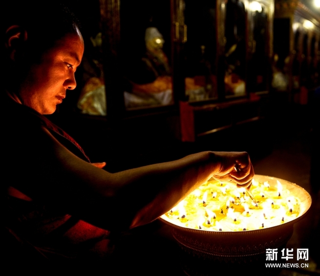 拉萨大昭寺僧人为雅安地震灾区祈福