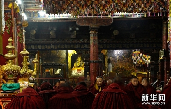 拉萨大昭寺僧人为雅安地震灾区祈福