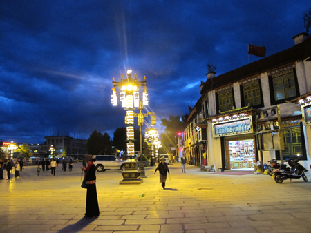 富有藏族文化特色的景观灯投入使用 拉萨大昭寺广场灯火辉煌