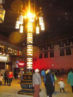 富有藏族文化特色的景观灯投入使用 拉萨大昭寺广场灯火辉煌