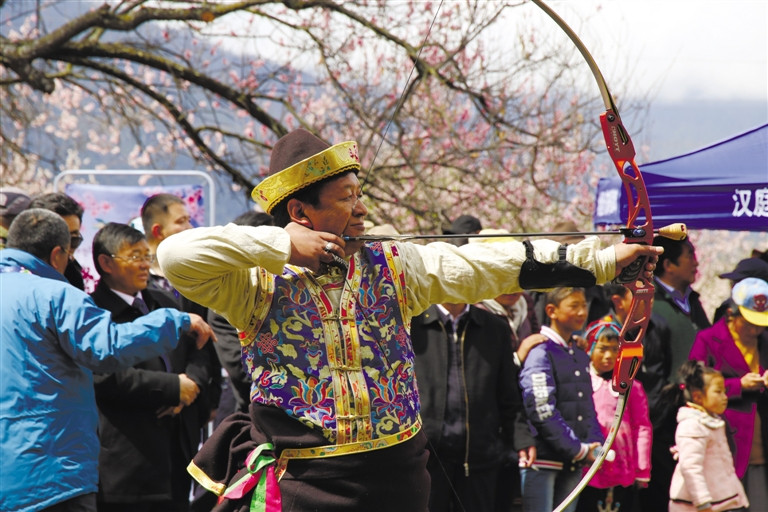 射响箭、工布婚礼、抱石头……西藏林芝桃花节让你嗨个够