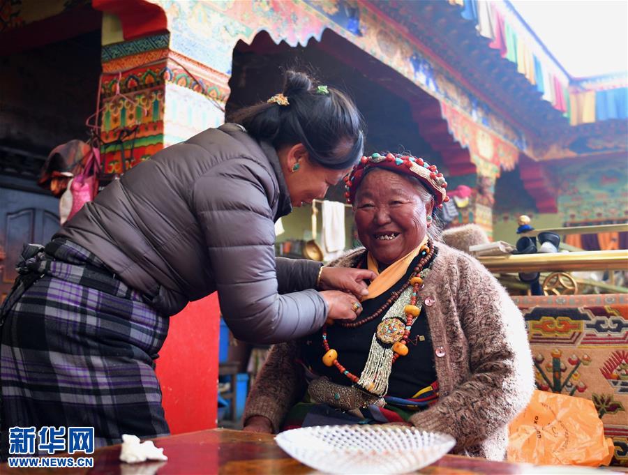 西藏日喀则：载歌载舞迎新年
