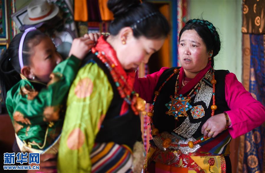 西藏日喀则：载歌载舞迎新年