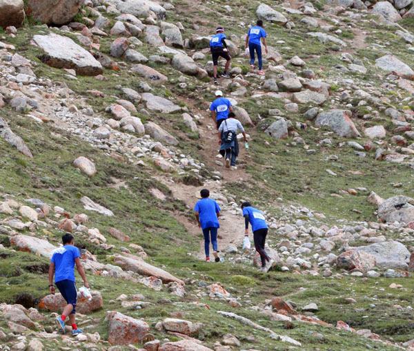 国内海拔最高越野挑战赛在西藏阿里举行
